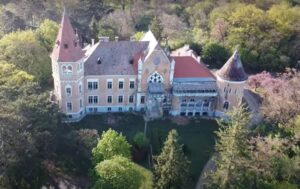 Castelul Ugron din Zau de câmpie
