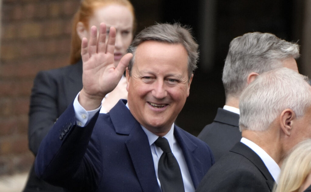Fostul premier britanic David Cameron dezvăluie că a fost diagnosticat și tratat pentru cancer de prostată