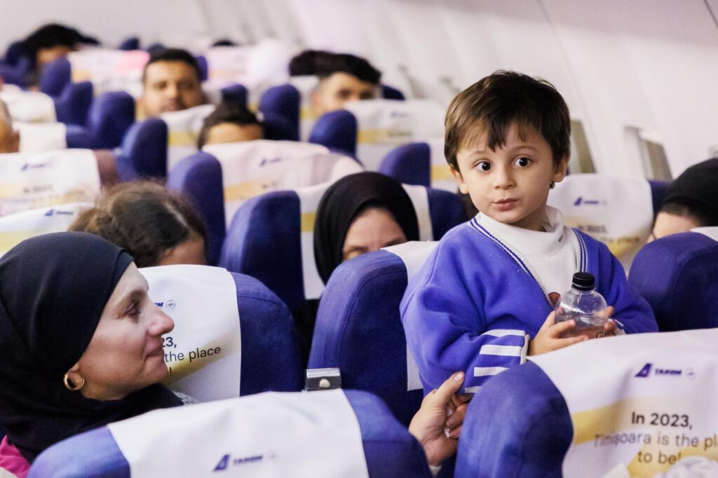 copii romani adusi cu avionul din gaza