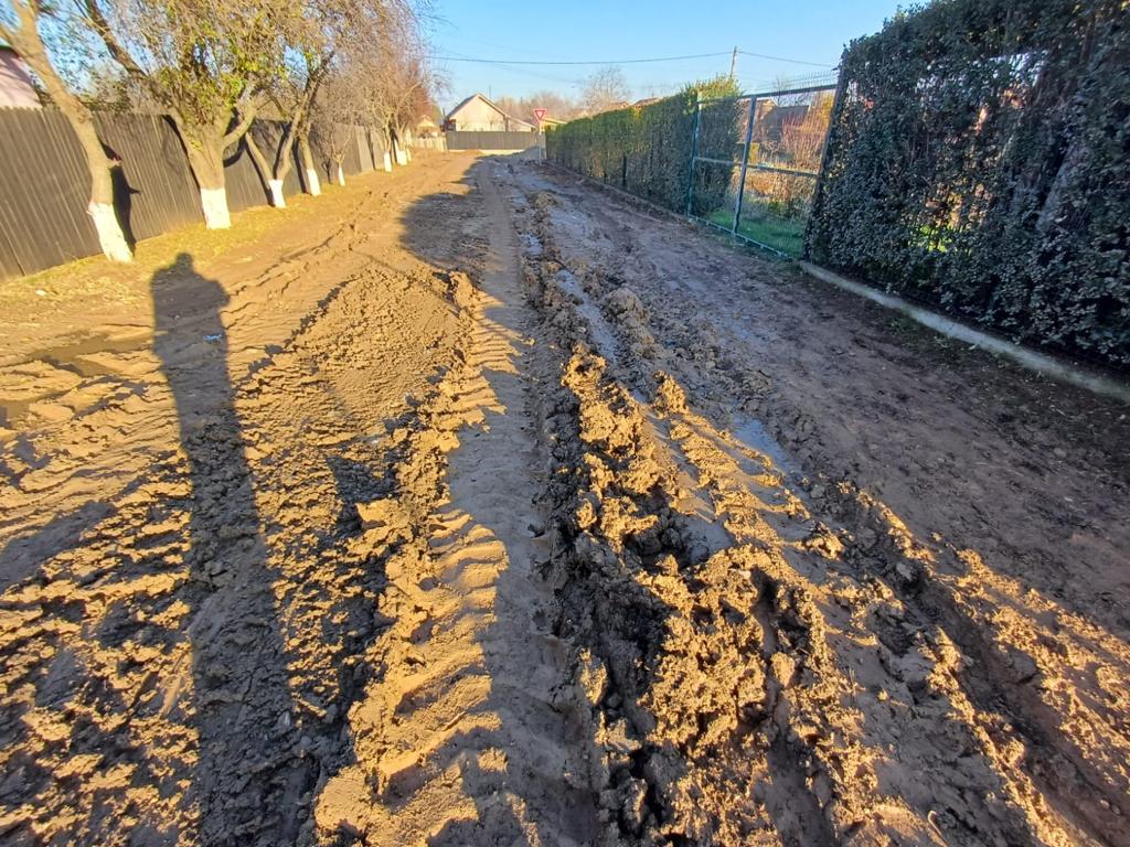 drum acoperit de noroi