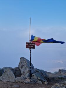 muntii macin rezervatie naturala parcul muntii macin varful tutuiatu roci stanci munti hercinici padure expeditie drumetie vacanta concediu turisti tulcea greci (1)