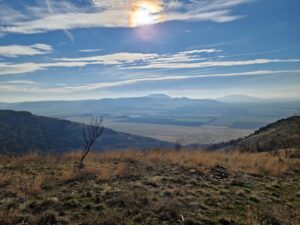 muntii macin rezervatie naturala parcul muntii macin varful tutuiatu roci stanci munti hercinici padure expeditie drumetie vacanta concediu turisti tulcea greci (1)