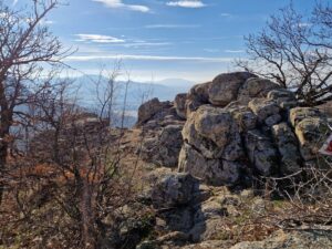 muntii macin rezervatie naturala parcul muntii macin varful tutuiatu roci stanci munti hercinici padure expeditie drumetie vacanta concediu turisti tulcea greci (1)