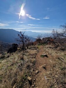 muntii macin rezervatie naturala parcul muntii macin varful tutuiatu roci stanci munti hercinici padure expeditie drumetie vacanta concediu turisti tulcea greci (1)