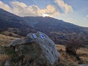 muntii macin rezervatie naturala parcul muntii macin varful tutuiatu roci stanci munti hercinici padure expeditie drumetie vacanta concediu turisti tulcea greci (1)