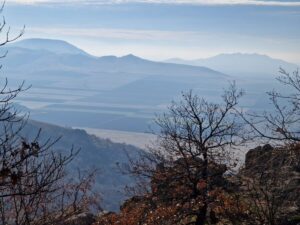 muntii macin rezervatie naturala parcul muntii macin varful tutuiatu roci stanci munti hercinici padure expeditie drumetie vacanta concediu turisti tulcea greci (1)