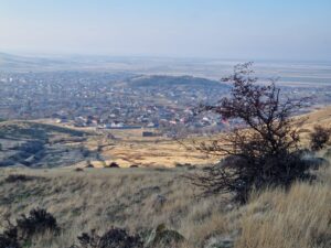 muntii macin rezervatie naturala parcul muntii macin varful tutuiatu roci stanci munti hercinici padure expeditie drumetie vacanta concediu turisti tulcea greci (1)