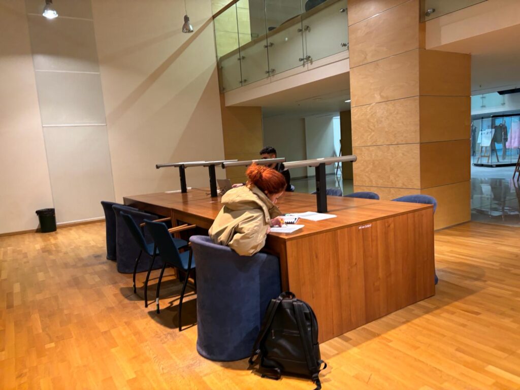 Biblioteca Nationala , frig in sala de lectura