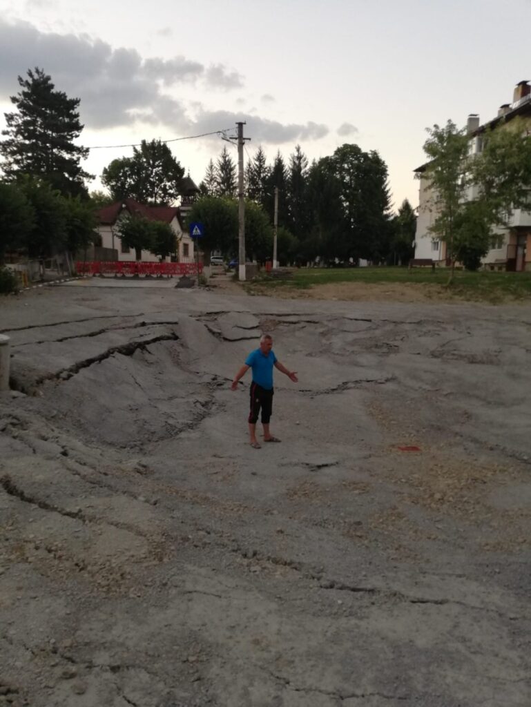 crater stradă Slănic Prahova