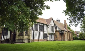 gainsborough old hall, conac anglia, semne simboluri vrajitoare, casa tudor, marea britanie, bantuit, regatul unit