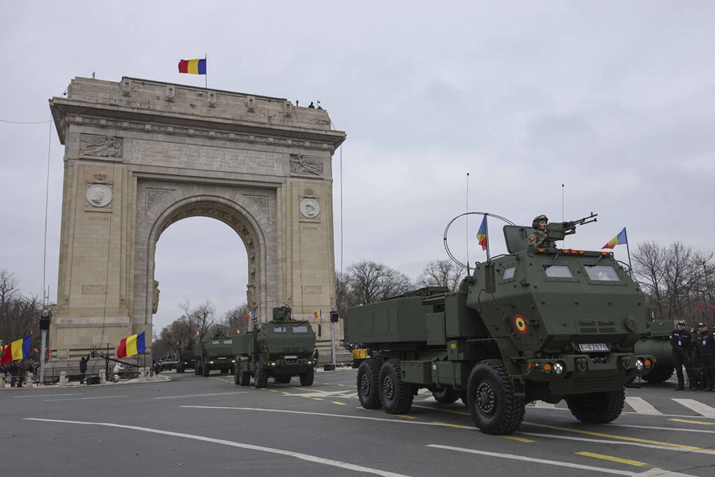 Repetiţii generale pentru Parada Militară de Ziua Naţională / Vor fi trase 21 de salve de tun / Peste 2.900 de militari şi specialişti, tehnică militară şi 45 de aeronave vor defila