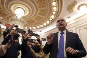 Protest angajați Senat, Ilie Bolojan