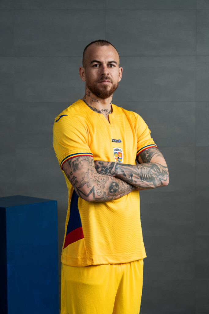 Echipamentul echipei naționale de fotbal a României, tricolorii, tricou de fotbal România, echipament de fotbal România