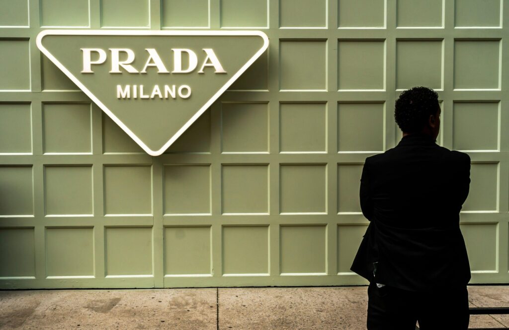 Tranzacția Prada–Versace urmează să se închidă pe 2 decembrie