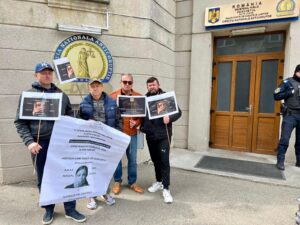 Păgubiții Nordis protestează în fața sediului central al DNA și cer anchetarea lui Marcel Ciolacu și a altor politicieni și funcționari.