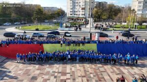 Poză de grup a participanților la flashmob pe Faleza Dunării
