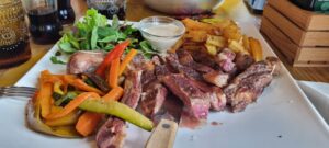 Friptura de vita cu legume la gratar