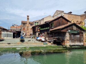 un santier de gondole pe malul unui canal din Venetia