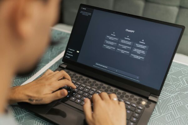 Australia a blocat accesul la trei site-uri web care permiteau generarea de conţinut pedopornografic prin intermediul AI