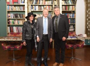 Florin Dobrescu (dreapta), soția sa Ionela Lăcrămioara și, încentru, fostul președinte Emil Constantinescu