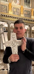 Un român a fost implicat în amenajarea lucrărilor de la cripta papei Francisc