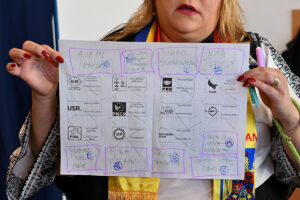 Diana Sosoaca voteaza in primul tur al alegerilor prezidentiale