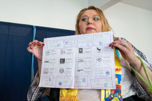 Diana Sosoaca voteaza in primul tur al alegerilor prezidentiale