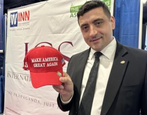 George Simion cu o șapca MAGA, Make America Great Again, SUA