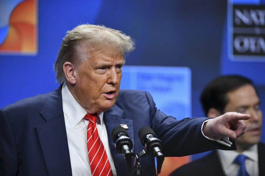 Trump afirmă că este sănătos și reclamă un articol „defăimător” publicat de  New York Times, publicație pe care o numește „fițuică”, iar pe jurnalista care a redactat articolul „urâtă”