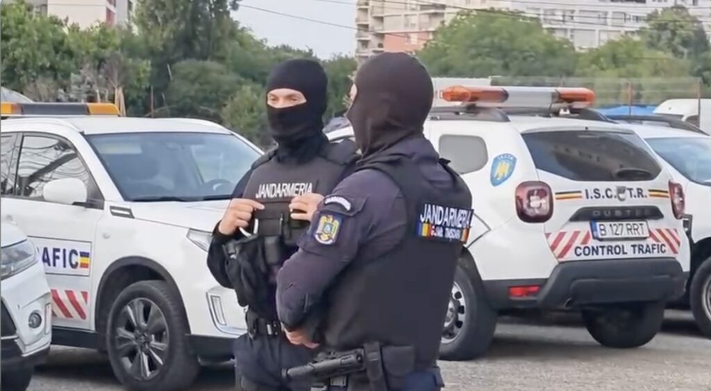 Percheziţii în Piteşti, la presupuşi falsificatori de documente / Şapte români şi moldoveni, suspectaţi că falsificau acte de identitate şi permise de conducere, contra unor sume importante de bani / În paralel, percheziţii şi în Republica Moldova