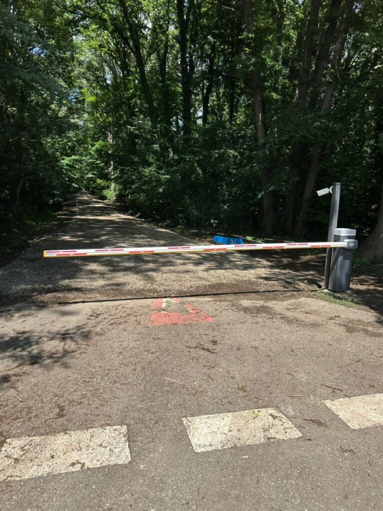 bariere montate în Pădurea Băneasa pentru acces auto