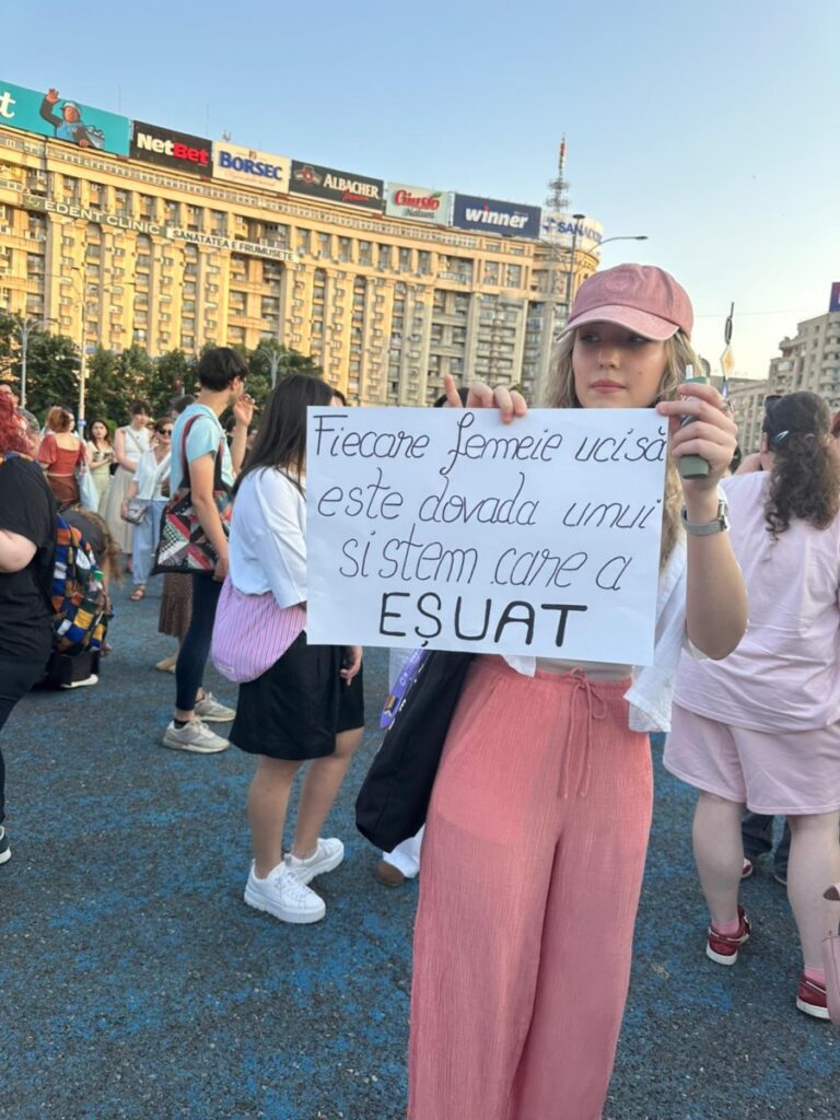 Premierul Bolojan cere instituțiilor statului „să-și schimbe urgent abordarea” în privința violenței împotriva fetelor și femeilor / „Fiecare caz de femicid este o dramă socială și un semnal că statul român trebuie să facă mai mult”