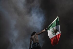 protest los angeles imigranti ilegal steagul mexic incendiu