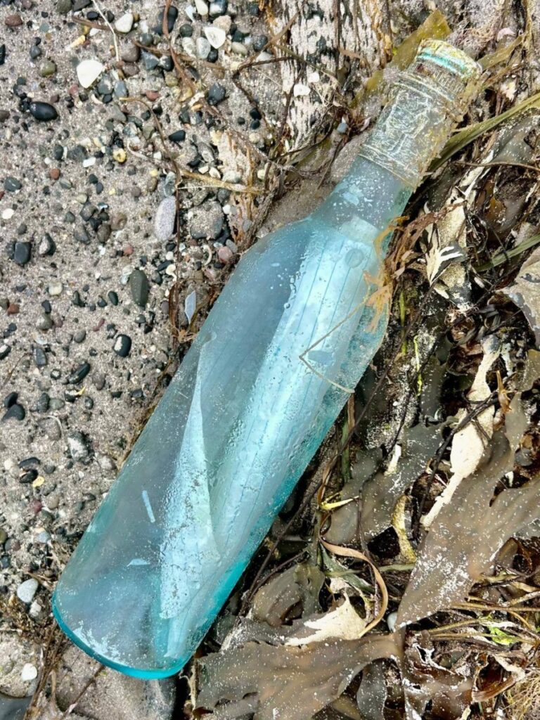 Mesajul din sticlă, găsit în golful Scraggane din comitatul Kerry, Irlanda