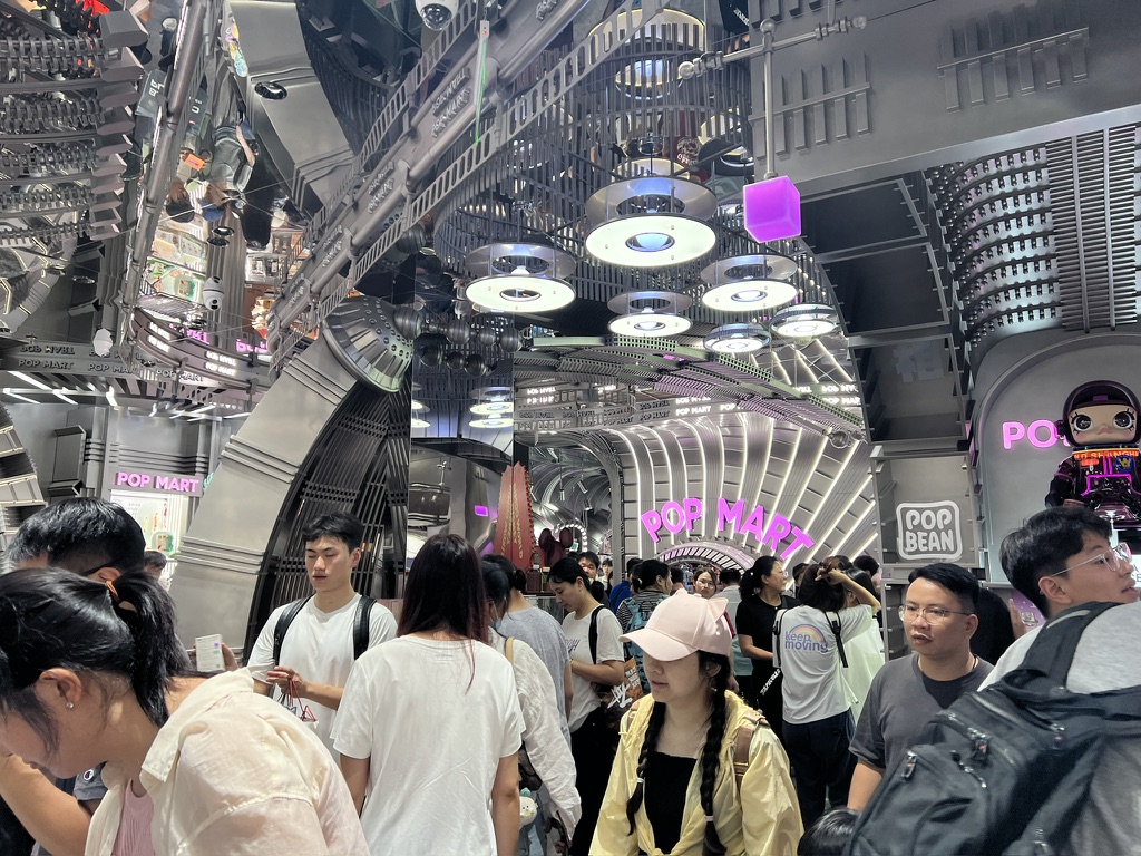 mall in China, jucarii China, magazin jucarii, chinezi, Pop Mart, labubu