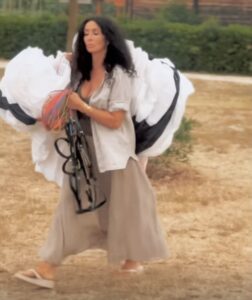 Mihaela Rădulescu împăturește o parașută