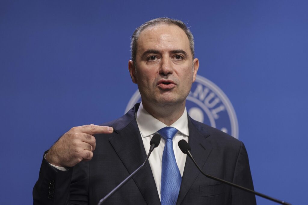 LIVE VIDEO Ministrul Finanțelor Alexandru Nazare: Deficitul a scăzut în octombrie la 5,7% din PIB, față de 6,2% anul trecut în aceeași perioadă, ceea ce confirmă că măsurile fiscale sunt eficiente / Avem o economie la cheltuielile de personal de aproape 1,1 miliarde lei în ultimele patru luni