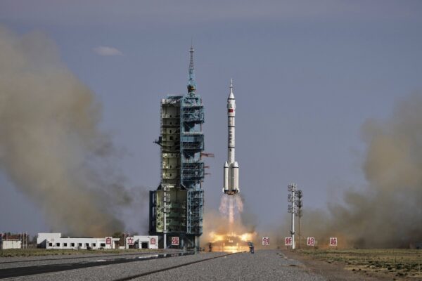 China a lansat azi un vehicul spațial fără echipaj pentru a asigura revenirea astronauților blocați pe stația spațială Tiangong