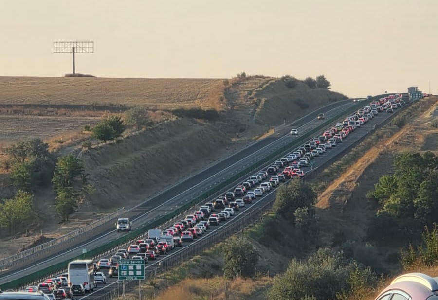 trafic fetesti coada lunga de masini, trafic autostrada A2
