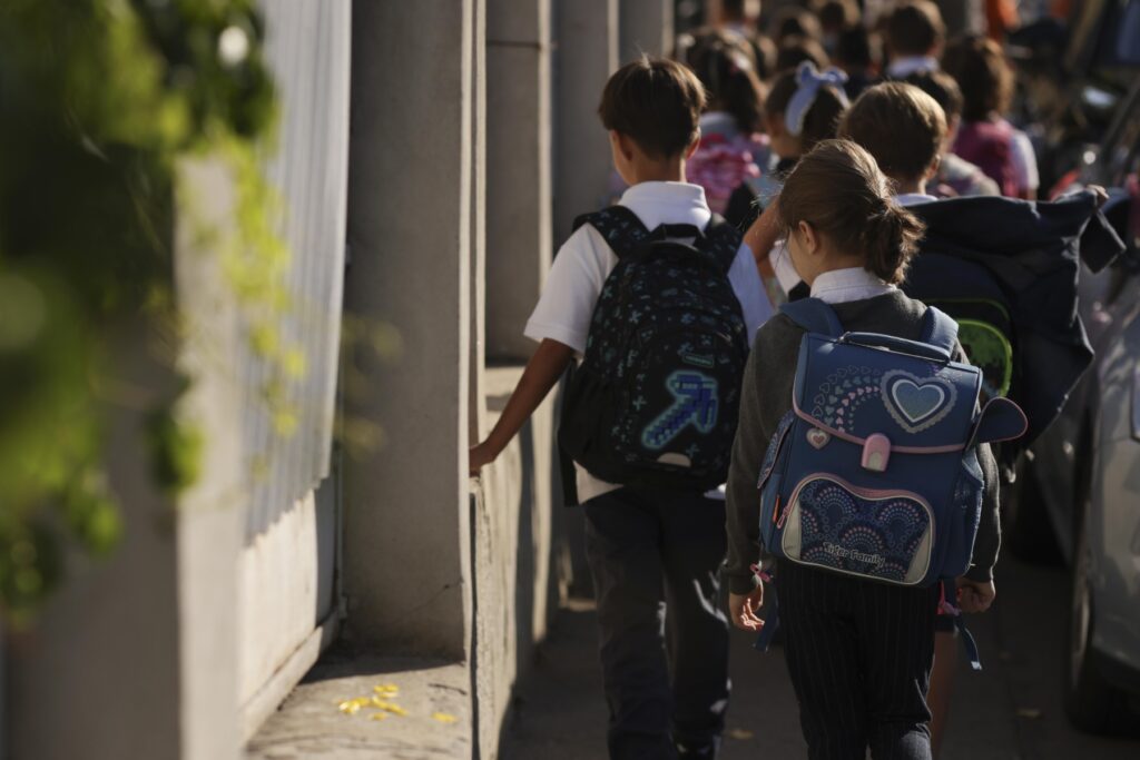 Ministerul Educaţiei, despre un studiu recent referitor la copii cu vârste între 10 şi 14 ani: Aproximativ 69% participă zilnic la jocuri online, 30% au consumat alcool cel puţin o dată iar 13% au fumat