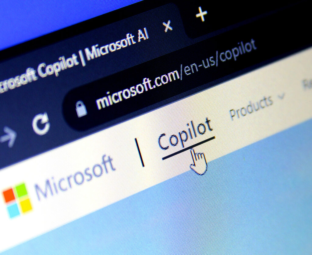 Microsoft are probleme în a convinge companiile să adopte pe scară largă Copilot, asistentul său AI / Beneficiile neclare şi costurile mari, printre obstacole