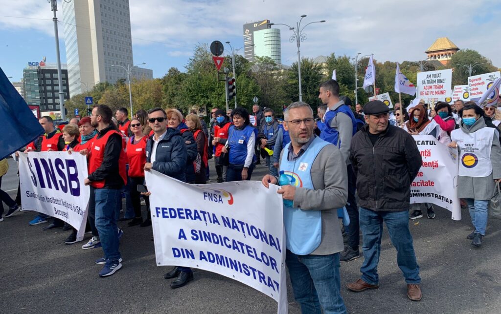 Sindicaliștii din Administraţie: La capătul a cinci luni de guvernare, Ilie Bolojan lasă în urmă un stat de drept slăbit, cu 40 de mii de bugetari plecaţi