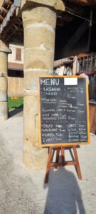 O listă de preturi la un eveniment de halloween in Italia