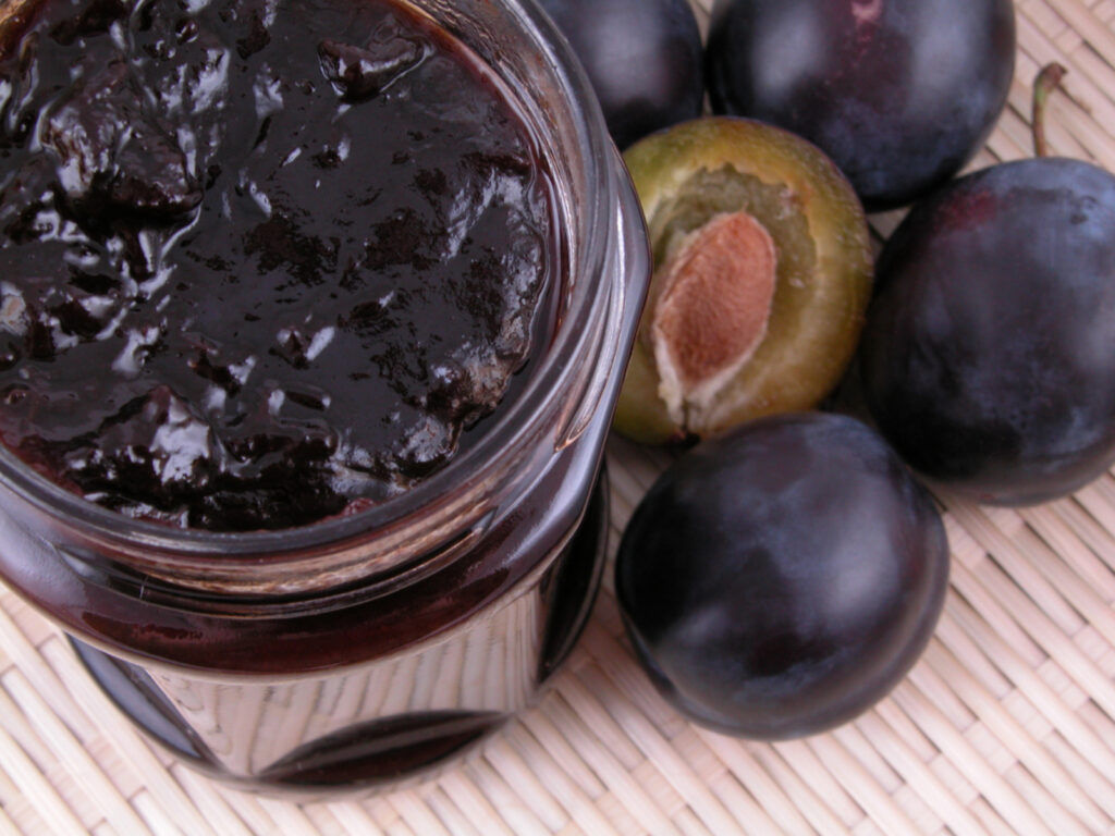 Prunele, crude sau uscate, sunt recomandate pentru combaterea constipației / Fructele bogate în fibre și antioxidanți pot reduce riscul unor boli cronice