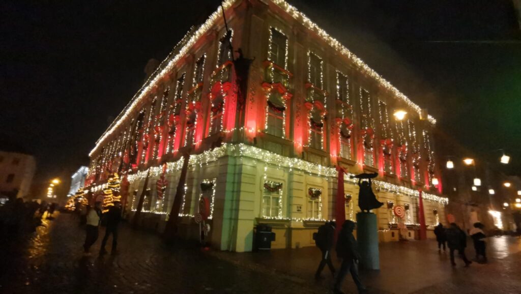 VIDEO FOTO Palatul Baroc din Timișoara a fost iluminat pentru prima dată de sărbătorile de iarnă. Este una din puținele clădiri ale CJT în Timișoara