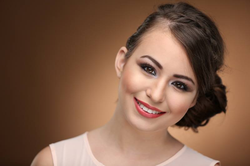 Cine este Scarlett Karoleva, tânăra basarabeancă care l-a susținut în campania prezidențială pe George Simion / Acuză Uniunea Europeană de dictatură, dar pe Instagram susține că „a prins un loc de muncă” la Parlamentul European