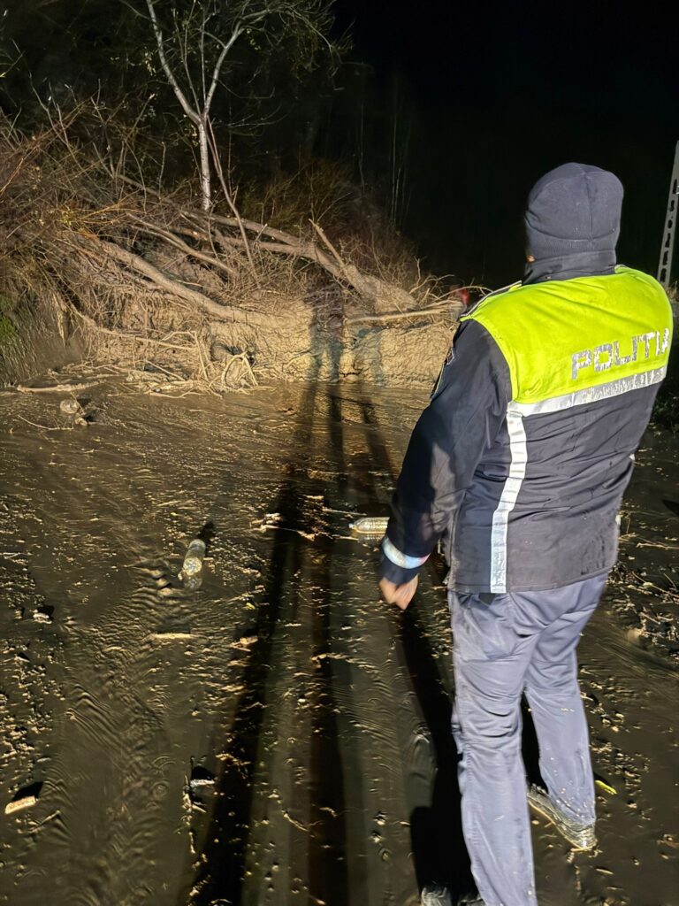 Alunecare-de-teren-drum-blocat-in-Prahova