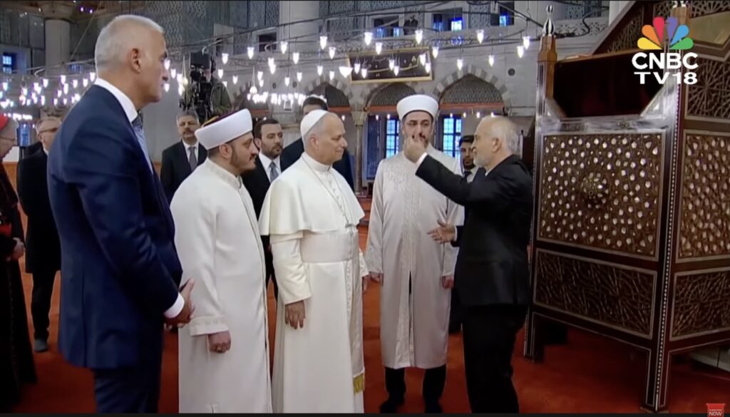 VIDEO Papa Leon și-a scos pantofii,  în prima sa vizită la Moscheea Albastră din Istanbul, dar n-a părut să se roage