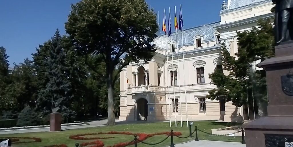 Primăria Iași, dată în judecată după descinderile DNA în instituție, în dosarul angajaților menținuți în funcții și după pensionare