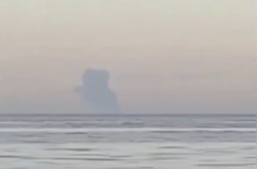 Un petrolier „sancționat” care se îndrepta spre portul rusesc Novorossiisk a luat foc în Marea Neagră / Cel mai probabil a fost lovit de o mină
